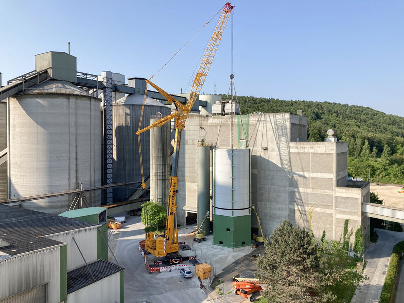 Reducing CO2 emissions: Liebherr LTM 1650-8.1 mobile crane installs silo at cement plant